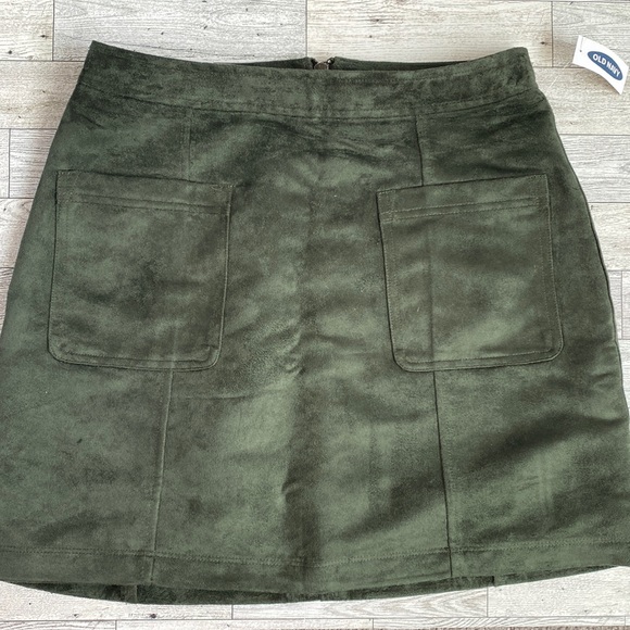 Old Navy | Faux Suede Mini Skirt in Hunter Green | Size 2 - Picture 2 of 5